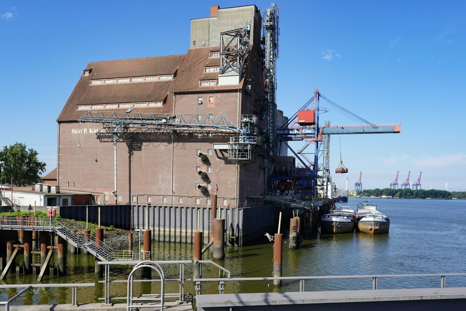 Grain export terminal with loading cranes beside the water – how Kolash Group coordinates Brazilian commodity exports